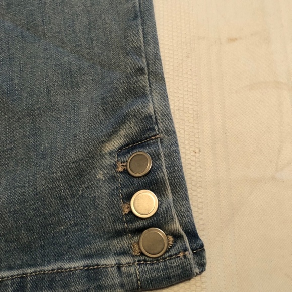 One 5 One capri like jeans, spandex waist, snaps at boot. And on waistband.s-16 - Picture 2 of 9